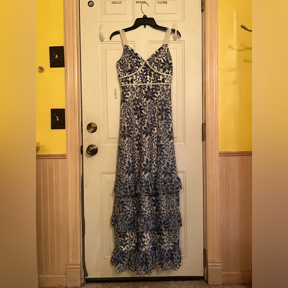 FOREVER NEW JULIA GOWN MAXI DRESS LACE EMBROIDERED
ALLOVER - Picture 5 of 6